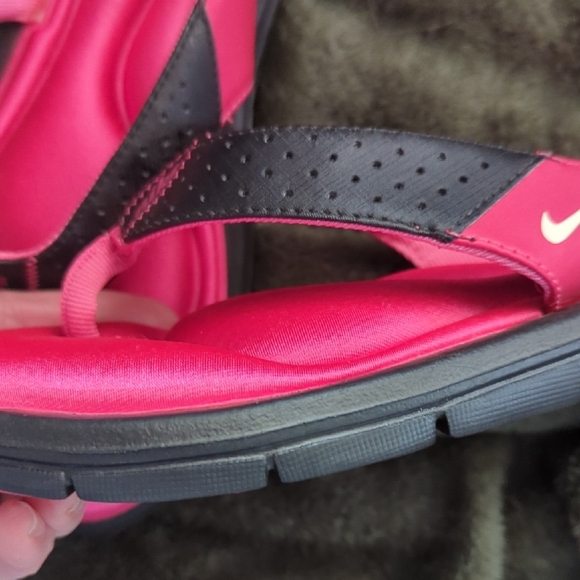 Nike Black and Pink Sandals - Picture 6 of 6